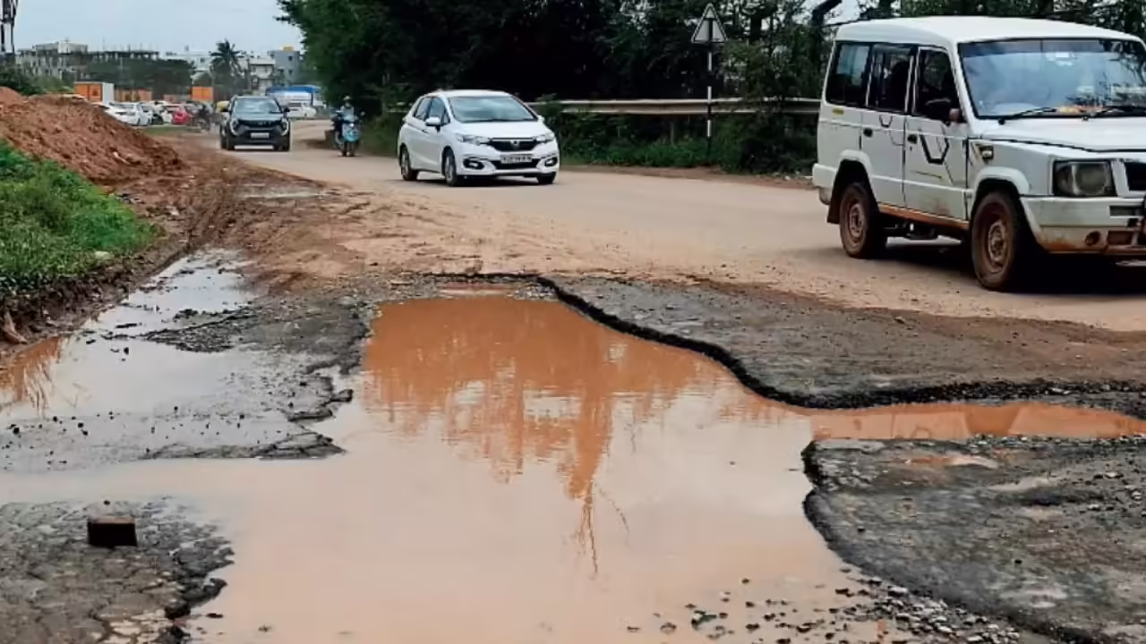 Bengaluru Residents Stage Peaceful Protest Against Poor Road Conditions